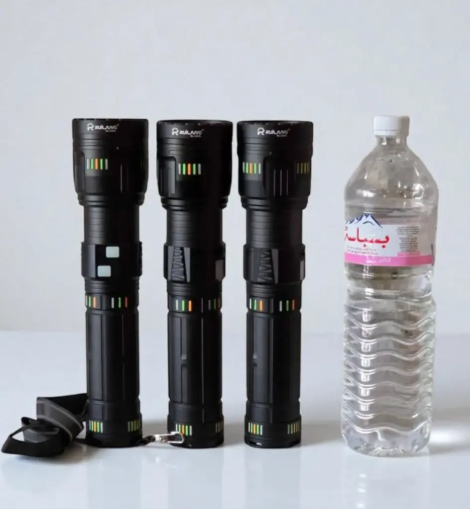 مصباح يدوي عملاق